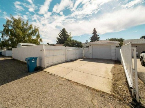 1134 Lakeway Boulevard South, Lethbridge, AB - Outdoor