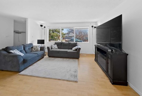 1134 Lakeway Boulevard South, Lethbridge, AB - Indoor Photo Showing Living Room