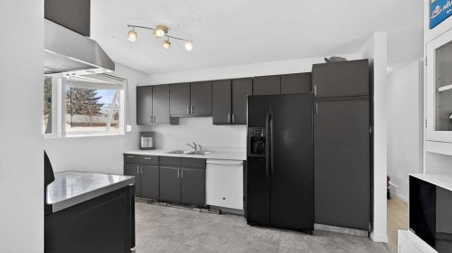 1134 Lakeway Boulevard South, Lethbridge, AB - Indoor Photo Showing Kitchen With Double Sink