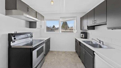 1134 Lakeway Boulevard South, Lethbridge, AB - Indoor Photo Showing Kitchen With Double Sink