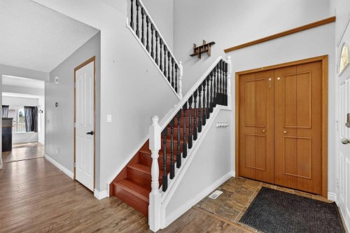 32 Millrise Crescent Sw, Calgary, AB - Indoor Photo Showing Other Room