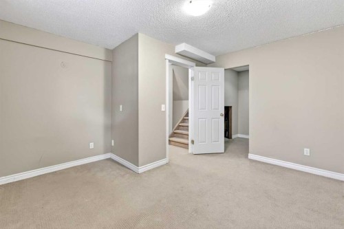 32 Millrise Crescent Sw, Calgary, AB - Indoor Photo Showing Other Room