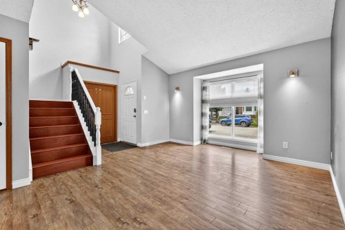 32 Millrise Crescent Sw, Calgary, AB - Indoor Photo Showing Other Room