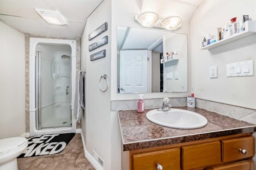 3 Shannon Close, Olds, AB - Indoor Photo Showing Bathroom