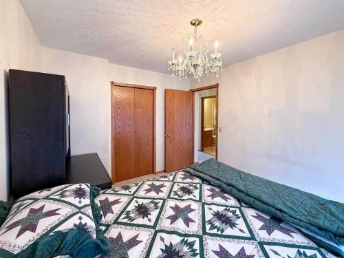 4117 Silverpark Estates Close, Olds, AB - Indoor Photo Showing Bedroom