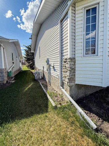 4117 Silverpark Estates Close, Olds, AB - Outdoor