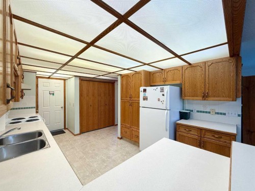 4117 Silverpark Estates Close, Olds, AB - Indoor Photo Showing Kitchen With Double Sink