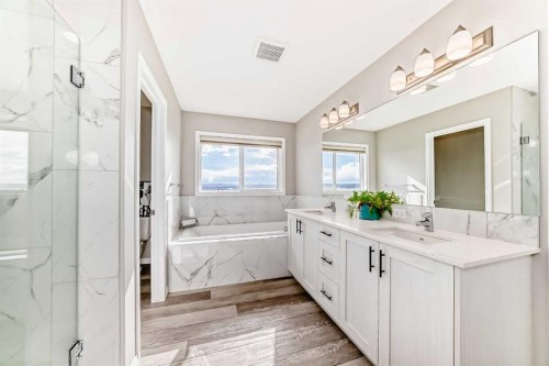 73 Lucas Heights Nw, Calgary, AB - Indoor Photo Showing Bathroom