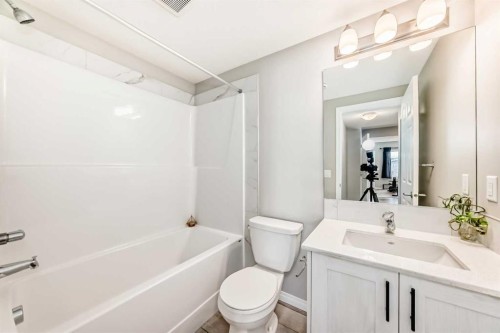 73 Lucas Heights Nw, Calgary, AB - Indoor Photo Showing Bathroom