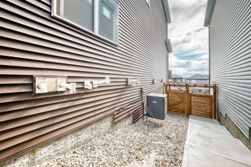 73 Lucas Heights Nw, Calgary, AB - 