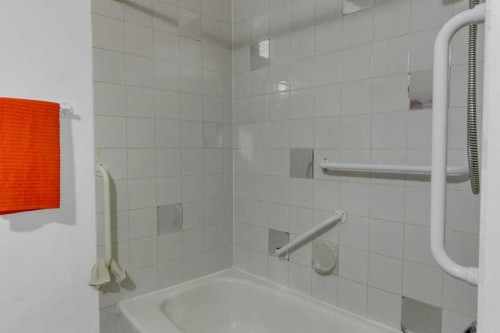 66 34 Avenue Sw, Calgary, AB - Indoor Photo Showing Bathroom