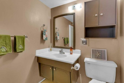 66 34 Avenue Sw, Calgary, AB - Indoor Photo Showing Bathroom