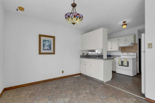 66 34 Avenue Sw, Calgary, AB - Indoor Photo Showing Kitchen