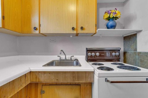 66 34 Avenue Sw, Calgary, AB - Indoor Photo Showing Kitchen
