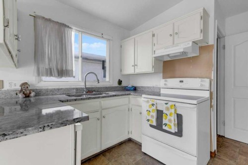 66 34 Avenue Sw, Calgary, AB - Indoor Photo Showing Kitchen