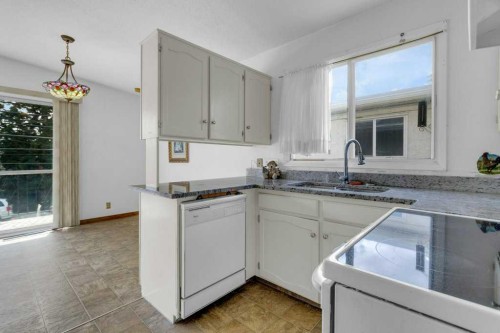 66 34 Avenue Sw, Calgary, AB - Indoor Photo Showing Kitchen