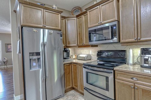 1936 High Park Circle Nw, High River, AB - Indoor Photo Showing Kitchen