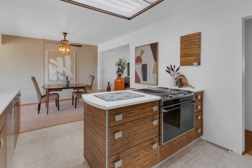 1031 Thorneycroft Drive Nw, Calgary, AB - Indoor Photo Showing Kitchen