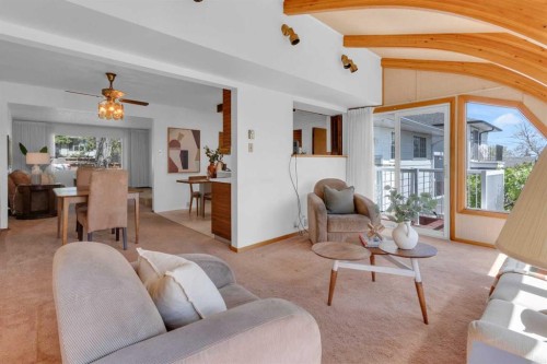 1031 Thorneycroft Drive Nw, Calgary, AB - Indoor Photo Showing Living Room