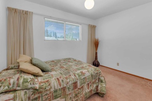 1031 Thorneycroft Drive Nw, Calgary, AB - Indoor Photo Showing Bedroom
