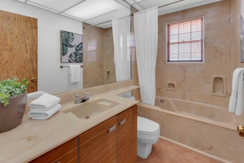 1031 Thorneycroft Drive Nw, Calgary, AB - Indoor Photo Showing Bathroom