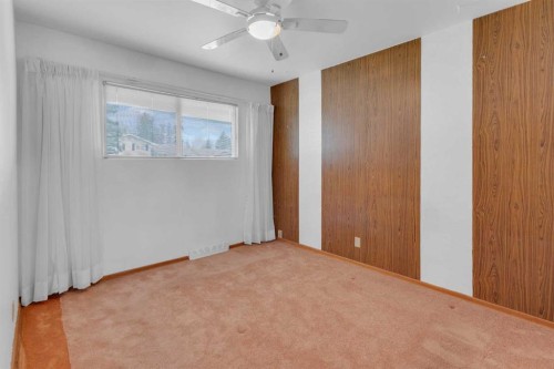 1031 Thorneycroft Drive Nw, Calgary, AB - Indoor Photo Showing Other Room
