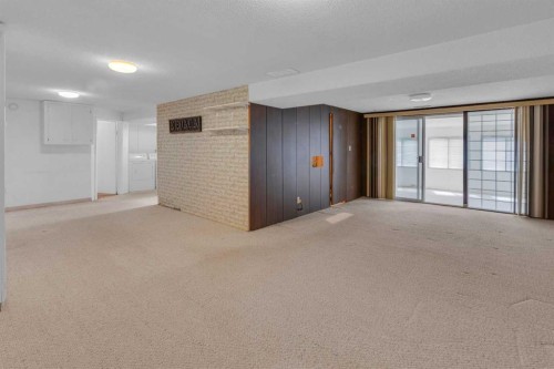 1031 Thorneycroft Drive Nw, Calgary, AB - Indoor Photo Showing Other Room