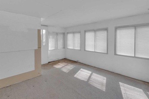 1031 Thorneycroft Drive Nw, Calgary, AB - Indoor Photo Showing Other Room