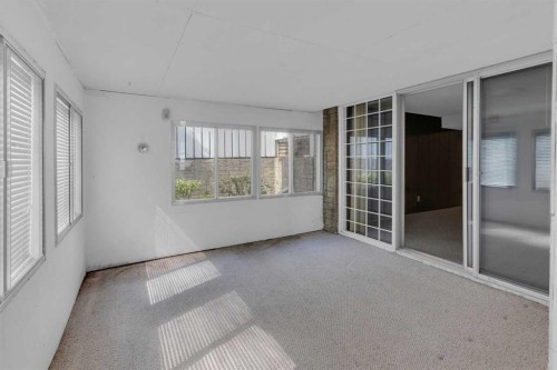 1031 Thorneycroft Drive Nw, Calgary, AB - Indoor Photo Showing Other Room