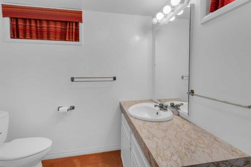 1031 Thorneycroft Drive Nw, Calgary, AB - Indoor Photo Showing Bathroom