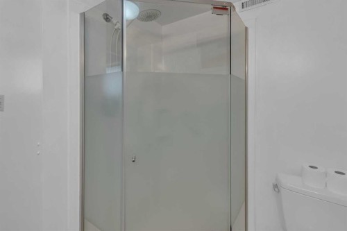 1031 Thorneycroft Drive Nw, Calgary, AB - Indoor Photo Showing Bathroom