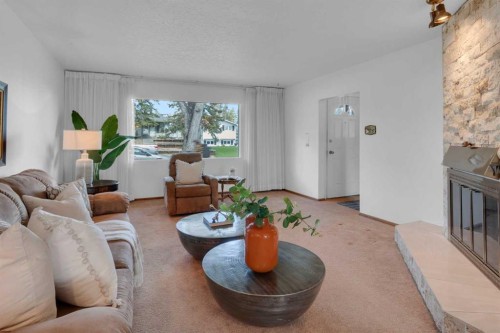 1031 Thorneycroft Drive Nw, Calgary, AB - Indoor Photo Showing Living Room