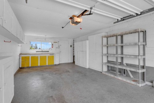 1031 Thorneycroft Drive Nw, Calgary, AB - Indoor Photo Showing Garage