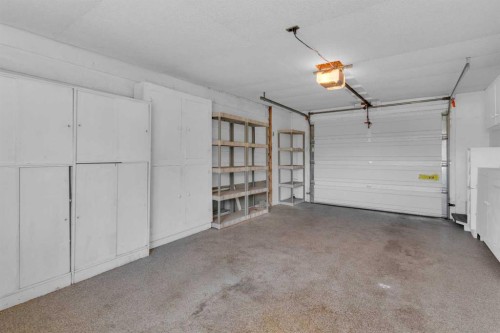 1031 Thorneycroft Drive Nw, Calgary, AB - Indoor Photo Showing Garage