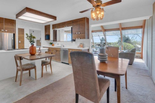 1031 Thorneycroft Drive Nw, Calgary, AB - Indoor Photo Showing Dining Room