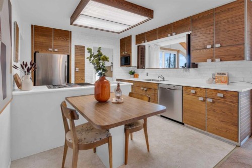 1031 Thorneycroft Drive Nw, Calgary, AB - Indoor Photo Showing Kitchen