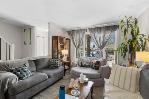 252 Templeview Way Ne, Calgary, AB - Indoor Photo Showing Living Room