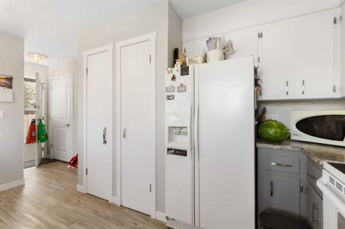 252 Templeview Way Ne, Calgary, AB - Indoor Photo Showing Kitchen