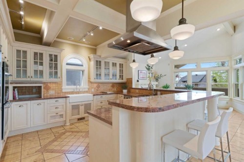 342 Superior Avenue Sw, Calgary, AB - Indoor Photo Showing Kitchen