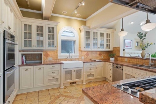342 Superior Avenue Sw, Calgary, AB - Indoor Photo Showing Kitchen
