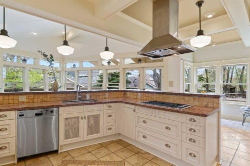 342 Superior Avenue Sw, Calgary, AB - Indoor Photo Showing Kitchen
