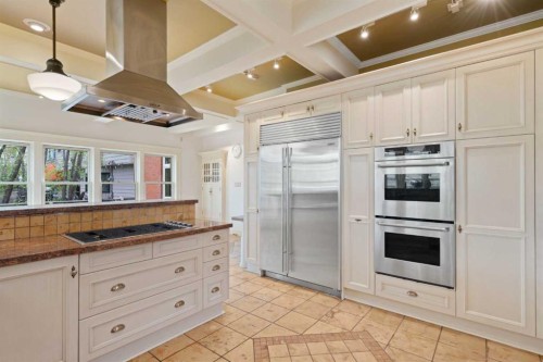 342 Superior Avenue Sw, Calgary, AB - Indoor Photo Showing Kitchen