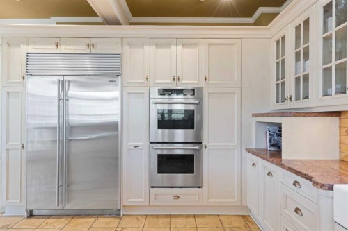 342 Superior Avenue Sw, Calgary, AB - Indoor Photo Showing Kitchen