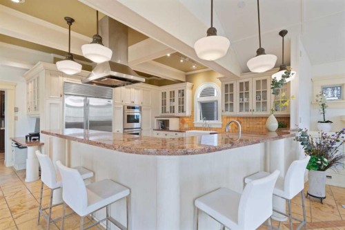 342 Superior Avenue Sw, Calgary, AB - Indoor Photo Showing Kitchen With Upgraded Kitchen