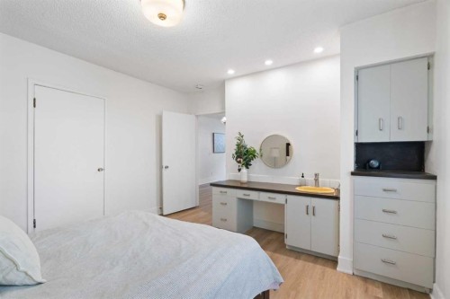 342 Superior Avenue Sw, Calgary, AB - Indoor Photo Showing Bedroom