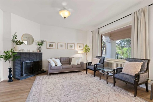 342 Superior Avenue Sw, Calgary, AB - Indoor Photo Showing Living Room
