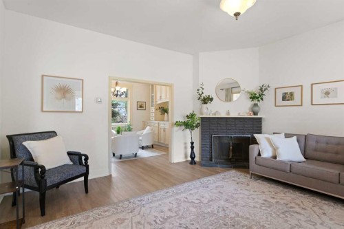 342 Superior Avenue Sw, Calgary, AB - Indoor Photo Showing Living Room