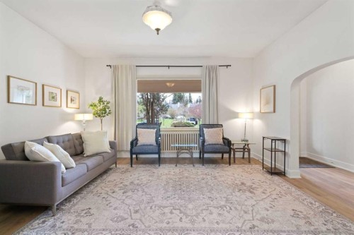 342 Superior Avenue Sw, Calgary, AB - Indoor Photo Showing Living Room