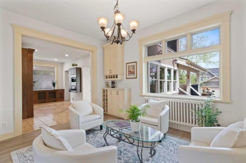 342 Superior Avenue Sw, Calgary, AB - Indoor Photo Showing Living Room