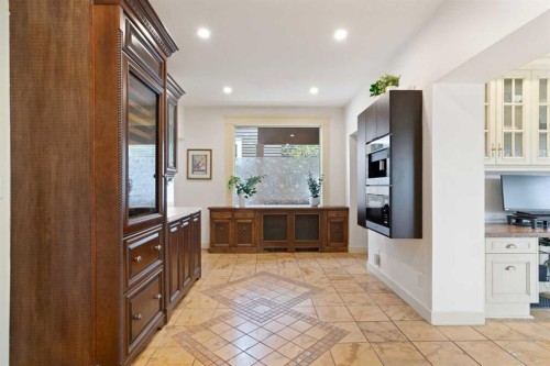 342 Superior Avenue Sw, Calgary, AB - Indoor Photo Showing Other Room